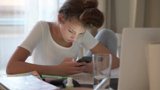 Menina Adolescente Rolando Mídias Sociais Smartphone Enquanto Estuda Casa Durante — Vídeo de Stock