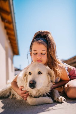 Genç kız Golden Retriever Dog Pet ile oynuyor Açık havada Öpüşüyor