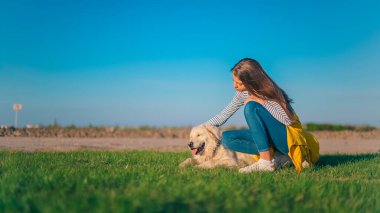 Genç kız Golden Retriever Dog Pet ile oynuyor Açık havada Öpüşüyor