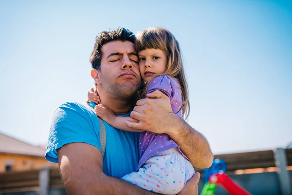 Knappe Jonge Vader Omhelst Zijn Kleine Dochter Voorkant Van Blauwe — Stockfoto