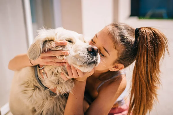 Kleines Mädchen Spielt Mit Golden Retriever Hund Haustier Freien Küssen — Stockfoto