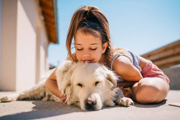 Kleines Mädchen Spielt Mit Golden Retriever Hund Haustier Freien Küssen — Stockfoto