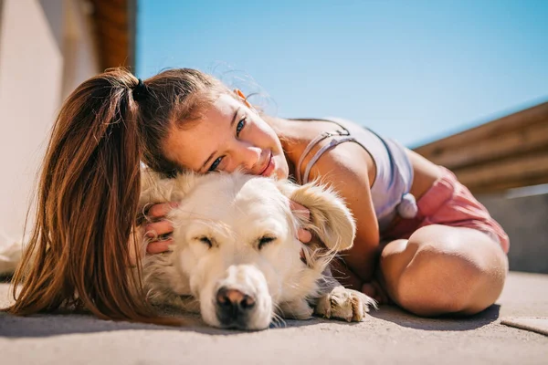 Kleines Mädchen Spielt Mit Golden Retriever Hund Haustier Freien Küssen — Stockfoto