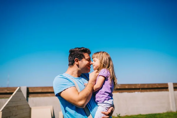 Knappe Jonge Vader Omhelst Zijn Kleine Dochter Voorkant Van Blauwe — Stockfoto