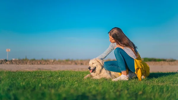 Kleines Mädchen Spielt Mit Golden Retriever Hund Haustier Freien Küssen — Stockfoto