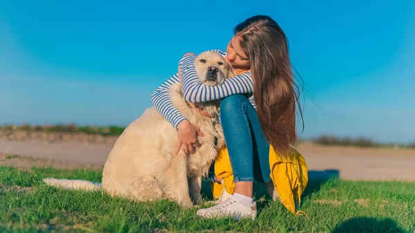 Genç Kız Golden Retriever Dog Pet Ile Oynuyor Açık Havada — Stok fotoğraf