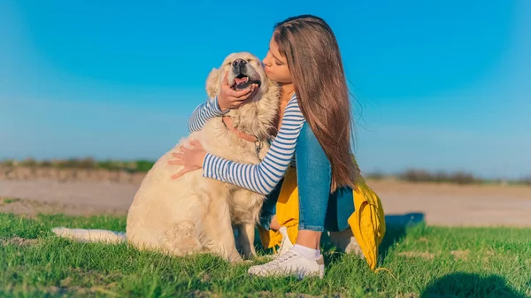 Genç Kız Golden Retriever Dog Pet Ile Oynuyor Açık Havada — Stok fotoğraf