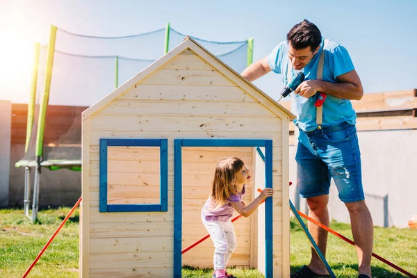 Vader Maakt Houten Huis Voor Zijn Dochtertje Rechtenvrije Stockfoto's