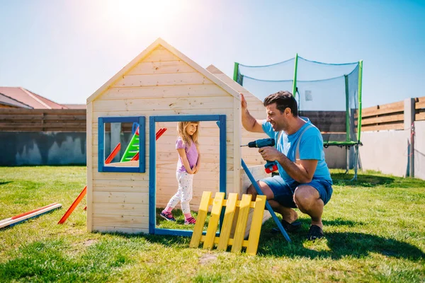 Vader Maakt Houten Huis Voor Zijn Dochtertje Rechtenvrije Stockfoto's