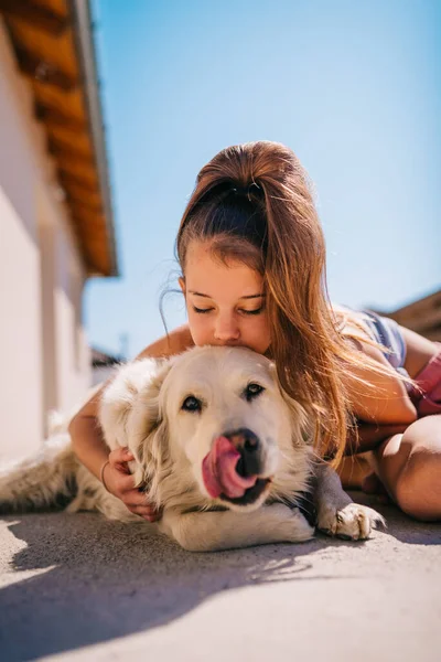 Νεαρό Κορίτσι Παιδί Παίζει Χρυσό Σκύλο Retriever Pet Εξωτερικές Πόρτες Royalty Free Εικόνες Αρχείου