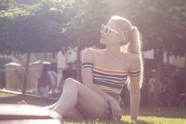 güzel genç sarışın kız sakin bir şehir parkı, central park güneşli bir günde bir çim üzerinde