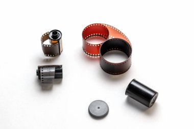 Analog kamera film izole beyaz zemin üzerine.