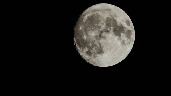 Siyah arka plan ile süper büyük ay — Stok fotoğraf