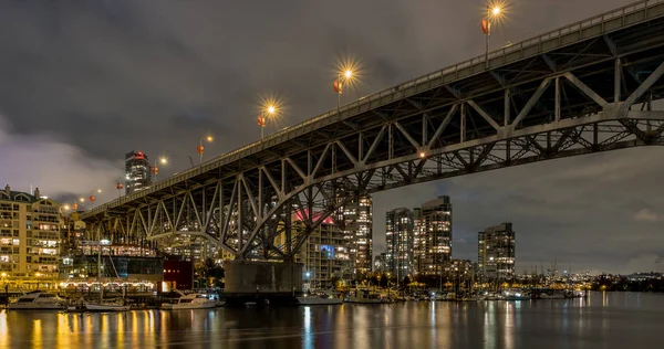 Vancouver paisaje urbano en rascacielos nocturnos y puente —  Fotos de Stock