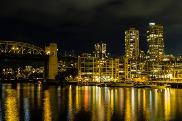 Panoráma města Vancouver v noci mrakodrapy a most — Stock fotografie