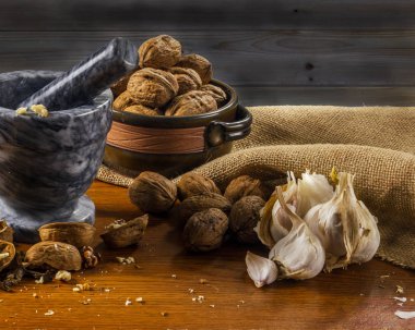 Harç ve havaneli ile taze otlar Yunan somun sarımsak