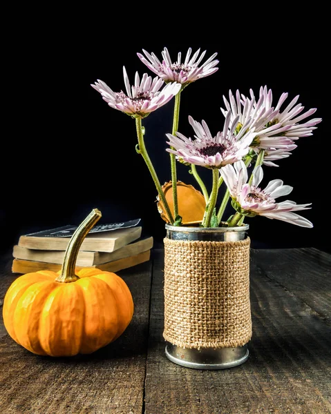 Fleurs en vase krafté avec citrouille et vieux livres — Photo