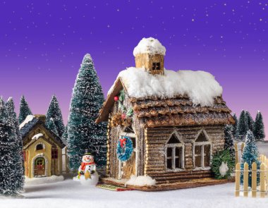 Yeni yıl Noel ev kar şekil kardan adam ile dekore edilmiştir.