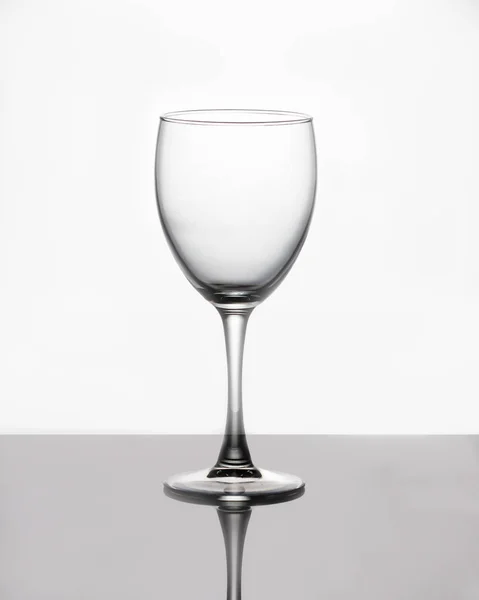 Verre à vin vide sur fond blanc — Photo