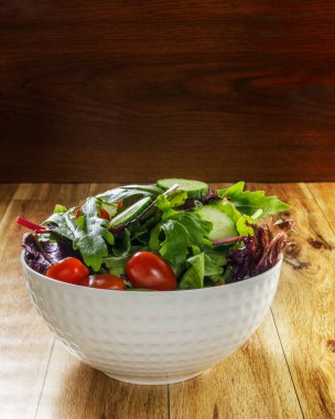 Taze yeşil salata karışımı beyaz kase