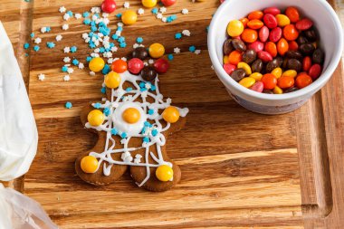 Ahşap arka plan üzerinde patates püresi kare plaka ile ızgara sosis