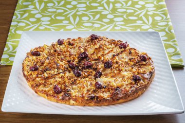 Masanın üzerine armut tart veya pasta portre