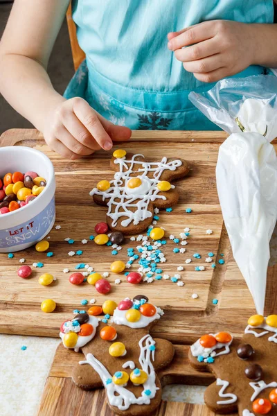 Küçük kız Noel zencefilli kurabiye dekorasyon