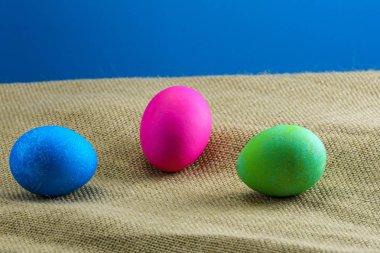 çul mavi arka plan üzerinde renkli Paskalya yumurtaları