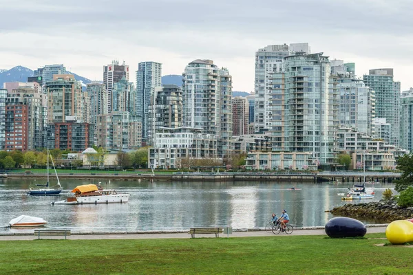 Vancouver Canada - 22 April 2017 Downtown Vancouver in de buurt van False Creek — Stockfoto