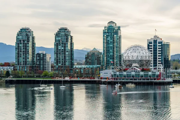 Vancouver Kanada - 22 April 2017 Downtown Vancouver nära False Creek — Stockfoto