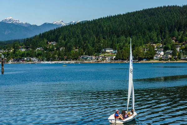 Port Moody Canada - 28 Mei 2017, Rocky Point Spray Park, aktivitas soprt perahu layar — Stok Foto