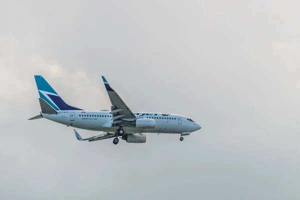 Ρίτσμοντ, Καναδάς - 4 Ιουνίου 2017, Jet αεροσκάφος το πρωί πηγαίνοντας προς αεροδρόμιο Yvr — Φωτογραφία Αρχείου
