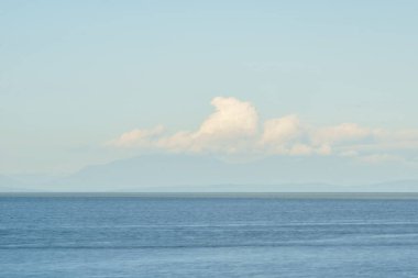 mavi gökyüzü ve beyaz bulutlar okyanus manzaralı