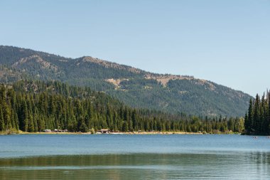 Güneşli gün British Columbia Kanada dağlarında dağ gölü.