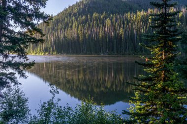Güneşli gün British Columbia Kanada dağlarında dağ gölü.