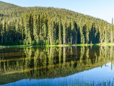 Güneşli gün British Columbia Kanada dağlarında dağ gölü.