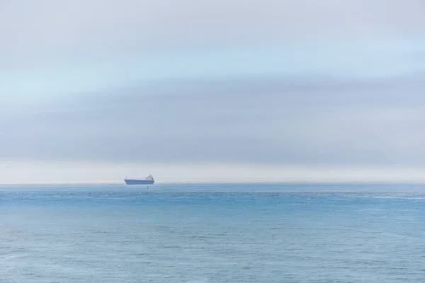 Nave da carico nell'oceano lontano ewey con il cielo blu . — Foto Stock