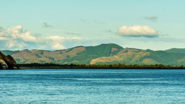 Pasifik Okyanusu sabah bulutlu gökyüzü ve renkli dağ.