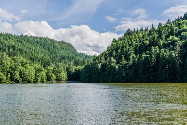 Αλίκη λίμνη με καταπράσινο δάσος και καταγάλανο ουρανό για καλοκαιρινή ημέρα Squamish Καναδά. — Φωτογραφία Αρχείου