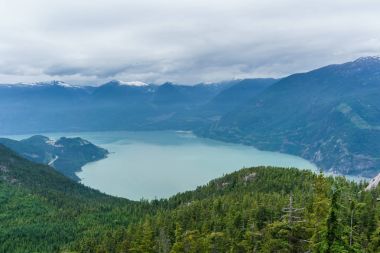 gökyüzü gondol Squamish, British Columbia için denizden Howe ses doğal görünümü.