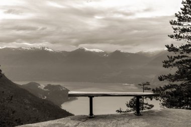 Howe ses bakan sarp bir kayalığın üzerine boş tezgah.