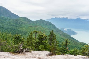 Yüksek dağ manzarası ile ağır yağmurlu bulutlar.