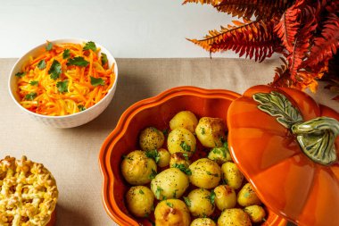 Bir tabloda, üstten görünüm baharat ile fırında patates. Pişirme kavramı.