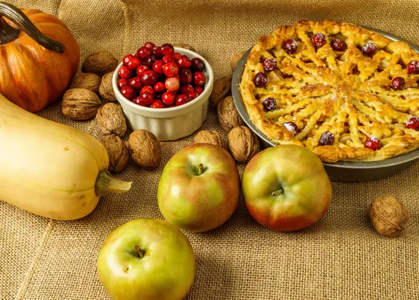 Caída pastel de manzana tradicional naturaleza muerta con calabaza, arándano y manzanas . Imágenes de stock libres de derechos