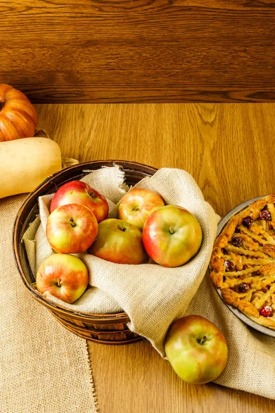 Manzanas para el otoño pastel de manzana tradicional naturaleza muerta . — Foto de Stock