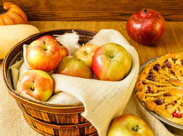 Manzanas para el otoño pastel de manzana tradicional naturaleza muerta . — Foto de Stock