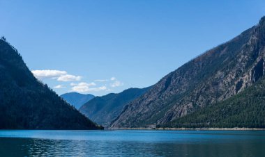 Seton göl kenarında mavi gökyüzü ile Lillooet British Columbia Kanada yüksek dağlar.