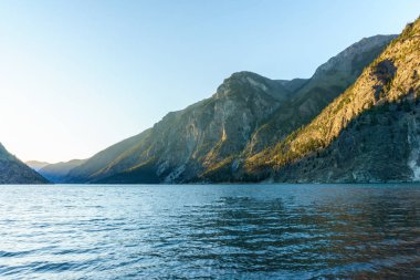 Seton göl kenarında mavi gökyüzü ile Lillooet British Columbia Kanada yüksek dağlar.