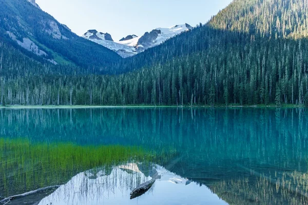 Lago Joffre na Colúmbia Britânica, Canadá, durante o dia . — Fotografia de Stock
