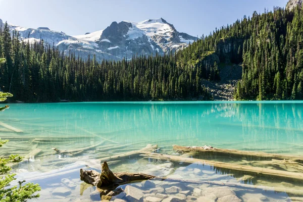 Joffre lake in britisch columbia, kanada tagsüber. — Stockfoto